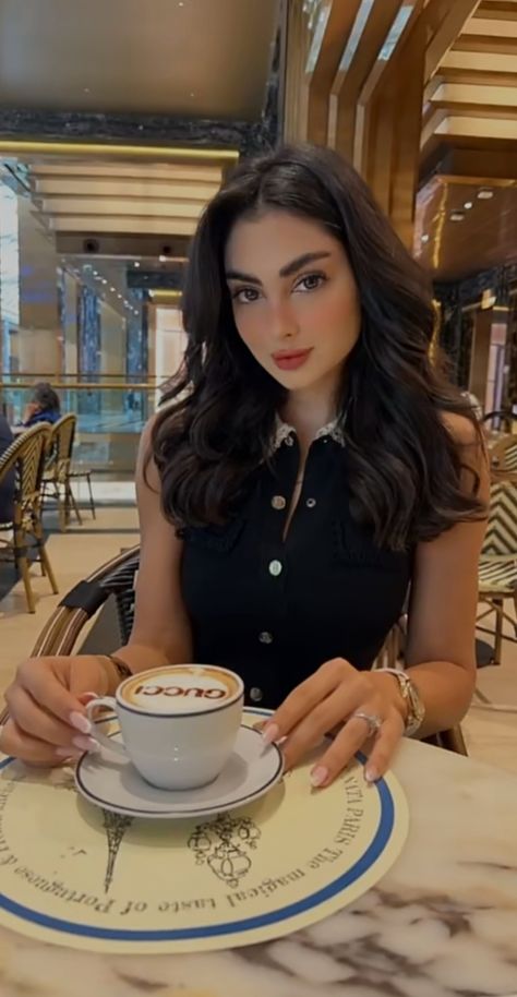 Zainab Al Alwan, Reign Fashion, Rich Women Lifestyle, Ombre Prom Dresses, Rich Girl Aesthetic, Smink Inspiration, Rich Women, Classy Photography, Best Poses For Men