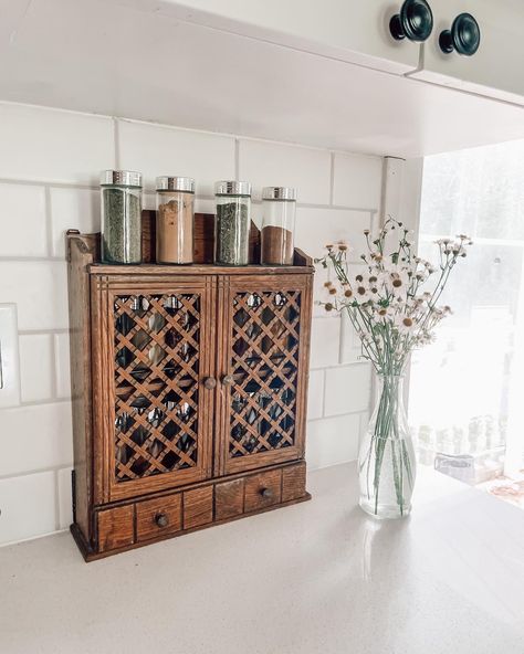 Farmhouse kitchen decor wooden spice rack vintage rustic wild flowers white subway tile backsplash white countertop Spice Rack On Countertop, Kitchen Counter Spice Rack, Countertop Spice Cabinet, Vintage Spice Rack Ideas, Antique Spice Rack, Vintage Spice Cabinet, Farmhouse Spice Rack Ideas, Backsplash White Countertop, Minimal Cottage