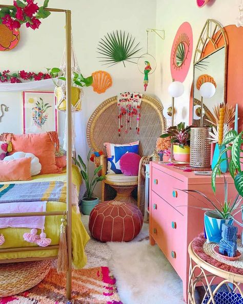 50 Of The Best Tropical Bedroom Ideas With Pictures - homedude Fun Color Bedroom Ideas, Colourful Retro Bedroom, Summer Themed Room Bedrooms, Hawaii Theme Room Ideas, Summer Theme Room Ideas, Colorful Bedroom Asthetics, Trendy Maximalist Bedroom, Bedroom Ideas Tropical Style, Boho Bedroom With Color