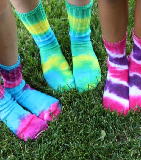 Diy Tie Dye Socks, Tie Dye Birthday Party, Dyed Socks, Tie Dye Tutorial, Tie Dye Birthday, Diy Tie Dye Designs, Pretty Socks, Dyeing Tutorials, Tie Dye Party