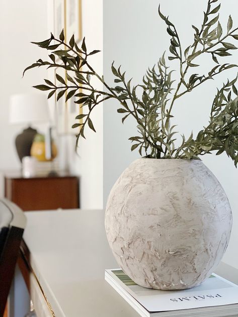 Diy Painted Vases, Budget Friendly Home Decor, Old Vases, Concrete Vases, Stone Vase, Round Vase, Old World Style, Diy Pottery, Painted Vases