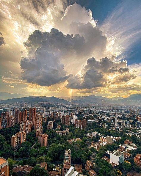 40 Me gusta, 3 comentarios - Best Of Medellín (@bestofmedellin) en Instagram: "Otra foto que nos muestra por qué Medellín es una de las ciudades mas bonitas del mundo 😍  Amamos…" Trip To Colombia, Museum Tickets, Buying Property, What To Pack, Latin America, City View, Months In A Year, Poster Board, Travel Poster