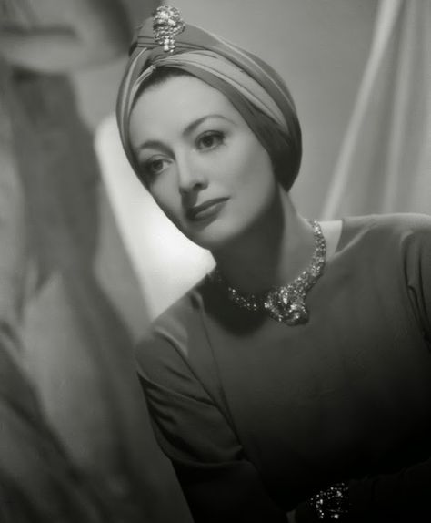 Chapeaux à la Mode Carmen Dell'orefice, 1940s Hairstyles, Historical Dress, Fashion 1940s, Mommy Dearest, Hair And Makeup Tips, Turban Style, Joan Crawford, Norma Jeane