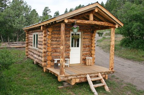 This tiny home is 10′ by 16′ plus it has a 6′ porch. The logs came from their local Wolf Creek Ski area from when they cleaned up the slopes. They were hand peeled and constructed like Lincoln Logs. #trees #grass #cabin Yurt Porch, Small Rustic Cabin, Tiny Porch, Small Log Cabin Kits, Tiny Log Cabins, Tiny Log Cabin, Diy Log Cabin, Eco Construction, Log Cabin Plans