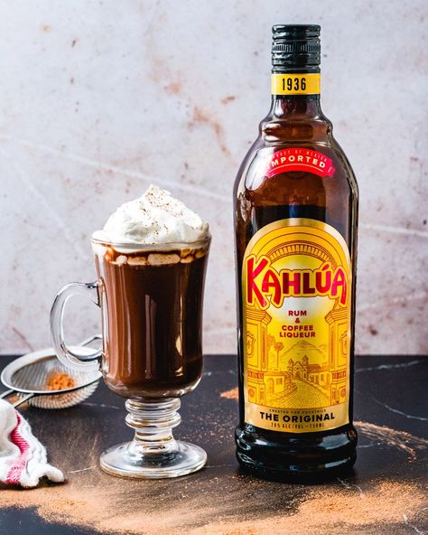 Kahlua hot chocolate is a deliciously sweet combination of cocoa and coffee liqueur! It's the ideal cozy drink. #kahlua #hotchocolate #kahluahotchocolate Kahlua Hot Chocolate, Homemade Orange Juice, Fireball Drinks, Kahlua Drinks, Soul Recipes, Orange Juice Smoothie, Orange Juice Recipes, Coffee Liqueur Recipe, Boozy Hot Chocolate