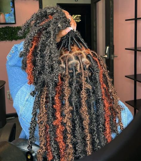 Catch the new mixed hair color trends now 💪. Get same short butterfly locs hair from @vchidohair Copper Red Butterfly Locs, Butterfly Locs Color Combo, Gray Butterfly Locs, Mixed Color Soft Locs, Butterfly Locs With Color Long, Butterfly Locs Bob With Color, Color 30 Butterfly Locs, Butterfly Locs Ombre, Butterfly Locs With Color Brown