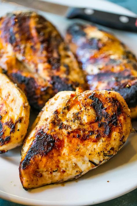 Perfect Grilled Chicken Breasts - the best grilled chicken recipe ever! - Delicious, never-dry juicy and flavorful Perfect Grilled Chicken Breasts are perfect for cookouts and picnics - or even chopped up cold for a sack lunch! These chicken breasts are moist, tender, and full of smoky, earthy flavor everyone begs for again and again.  #perfectgrilledchickenbreasts #maindishes Skillet Grilled Chicken, Chicken In Skillet, Perfect Grilled Chicken Breast, Bbq Chicken Breast Recipe, Best Grilled Chicken Recipe, Perfect Grilled Chicken, Grilled Chicken Breast Recipes, Bbq Chicken Breast, Recipes With Chicken