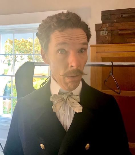 Phil Burbank, Sherlock Cast, Benedict Sherlock, Easy Piano Songs, Benedict And Martin, Teddy Boys, Funny And Cute, Dr Strange, Marvel Actors