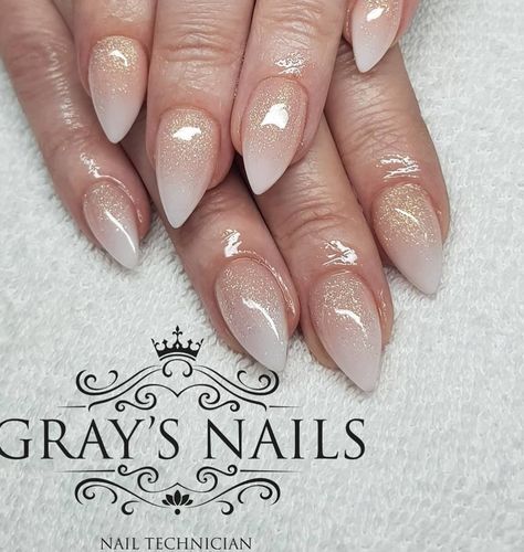 Classy Stilleto Nails Short, Short Point Nails Design, Trendy Almond Dip Nails, Short Stilleto Nails Winter, Short Pointed Nails Design, Sharp Nails Short, Short Claw Nails Designs, Almond Dipped Nails, Ombre Sns Nails Short