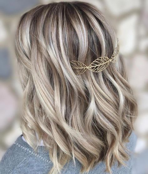 Vanilla Chai - The Trendiest Hair Colour for Fall/Winter 2018 #balayagehairblonde Medium Length Blonde Hair, Blonde Lowlights, Balayage Blond, Icy Blonde Hair, Blond Balayage, Balayage Blonde, Ash Blonde Hair, Icy Blonde, Balayage Hair Blonde