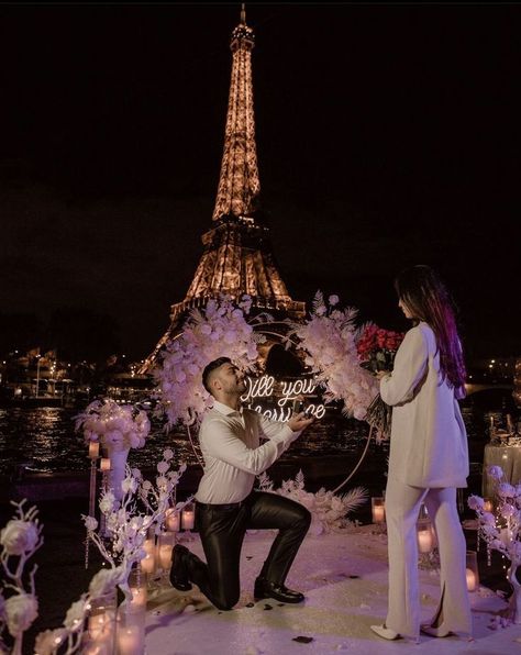 Cute Proposal Ideas, Paris Photo Ideas, Proposal Pictures, Paris Couple, Dream Dates, Parisian Wedding, Romantic Proposal, Event Planning Business, Wedding Proposals