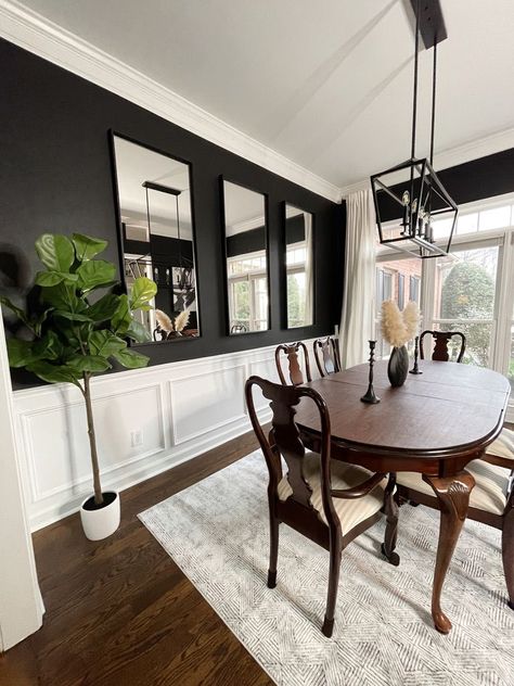 Cosy Dining Room, Black And White Dining Room, Dark Dining Room, Barndominium Interior, Dining Room Wainscoting, Dining Room Updates, Black Accent Walls, Dining Room Accents, Black And White Living Room