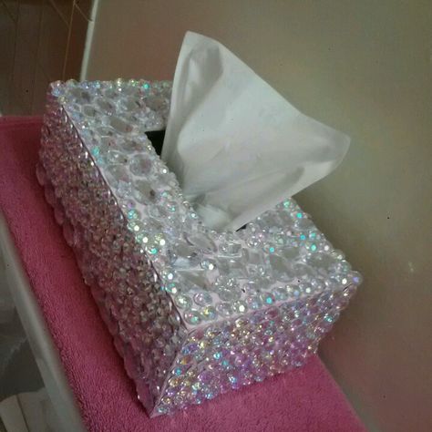 Bedazzled Bathroom Decor, Bedazzled Things, Diy Rhinestone Crafts, Rangement Makeup, Glamour Decor, Bling Ideas, Diy Crafts Love, Rhinestone Projects, Kleenex Box