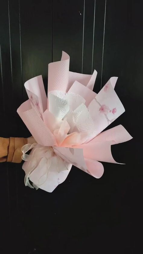 Creative Techniques to Wrap a Bouquet in Paper How To Bouquet Wrap, Korean Wrapping Bouquet Tutorial, Korean Bouquet Wrapping Tutorial, How To Wrap Flower Bouquet, How To Make Bouquet Of Flowers, How To Make Bouquet Wrap, How To Wrap A Bouquet, How To Make Bouquet, How To Wrap A Bouquet In Paper