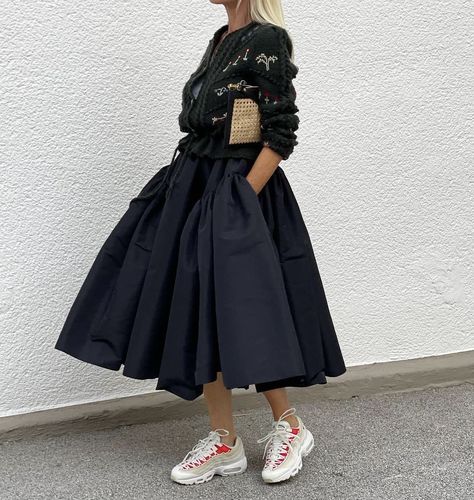 Full Skirt Outfit Casual, Full Black Skirt Outfit, Black Midi Skirt Outfit Formal, Full Skirt Street Style, Pleated Skirt Winter Outfit, Balloon Skirt Outfit 2024, Winter Voluminous Long Skirt, Black Tulle Skirt Street Style, Chic Black Voluminous Skirt