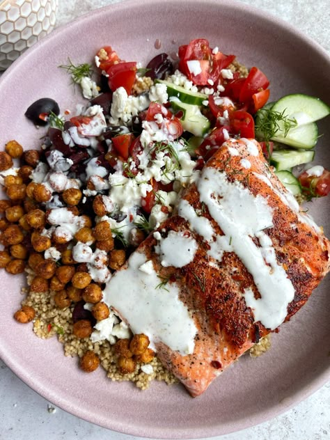 Salmon Hummus Bowl, Salmon And Hummus, Salmon Chickpea Bowl, Medditeranean Salmon Recipes, Salmon Greek Bowl, Greek Salmon Bowl, Mediterranean Salmon Bowl, Salmon Mediterranean Recipes, Mediterranean Salmon Dinner