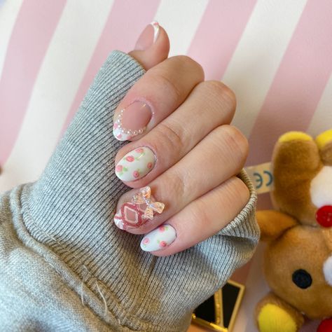 After seeing someone elses picture with this nail design here on pinterest, I decided to recreate the look on myself! I did however swap the original strawberries with roses instead🌸🥰 #nails #nailart #naildesign #cutenaildesigns #gelnails #gelpolish #floralnails #bows #ribbons #cute #girly #coquette #coquettenails #pink #pinknails #flowernaildesigns #pinkandwhite #pinkandwhitenails #pastelnails #diynailart #rilakkuma Girly Coquette, Flower Nail Designs, Pastel Nails, Cute Flower, Cute Nail Designs, Floral Nails, Rilakkuma, Nail Art Diy, Someone Elses