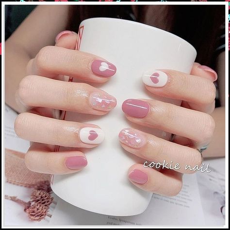 Looking for some festive nail art ideas to spruce up your Christmas look? Check out our top rated options! Nail Design Glitter, Asian Nails, Beauty Nails Design, Minimal Nails, Round Nails, Short Acrylic Nails Designs, Short Nail Designs, Girls Nails, Heart Nails