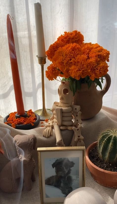 Mexican Office Decor Ideas, Neutral Ofrenda, Pet Ofrenda Ideas, Mexican Halloween Decor, Small Day Of The Dead Altar, Mexican Halloween Decorations, Offrenda Table Ideas, Simple Ofrenda, Small Ofrenda Ideas