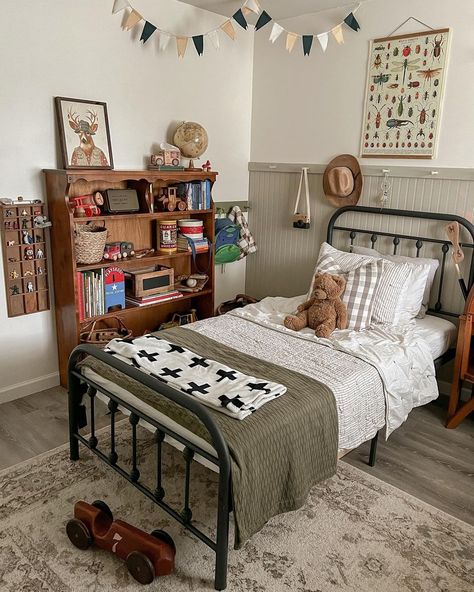 Farm Room Ideas Bedrooms Kids, Master Bedrooms Cottagecore, Minimalist Childrens Bedroom, Small Toddler Boys Bedroom Ideas, Children Bedroom Design For Kids, Boy Nursery Aesthetic, Moody Toddler Boy Room, Minimal Boys Bedroom, Kids Vintage Bedroom