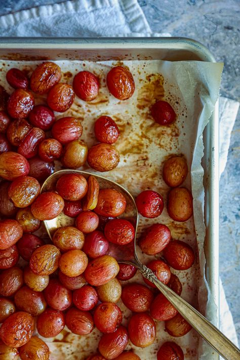 Roasting Grapes with Balsamic Vinegar Roasted Grapes Recipes, Balsamic Grapes, Roasted Grape Recipes, Red Wine Vinegar Recipes, Fig Balsamic Vinegar, Roasted Grapes, Balsamic Vinegar Recipes, Cream Sauce For Chicken, Frozen Grapes