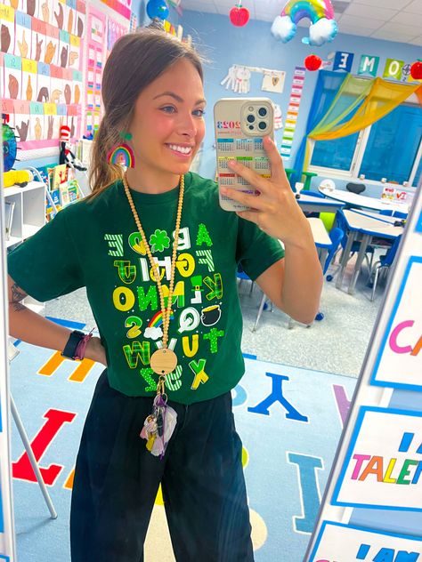 St Patricks Day Outfits Teacher, Teaching Fits, Daycare Outfits, Teacher Attire, Teacher Ootd, Clay Lesson, Cute Teacher Outfits, Teacher Fits, Teacher Jewelry