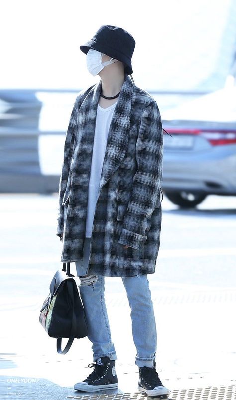 Jimin Airport Fashion, Kpop Fashion Men, Bts Inspired Outfits, Elegante Casual, Incheon Airport, Airport Fashion, Fashion Korean, Bts Yoongi, Airport Style