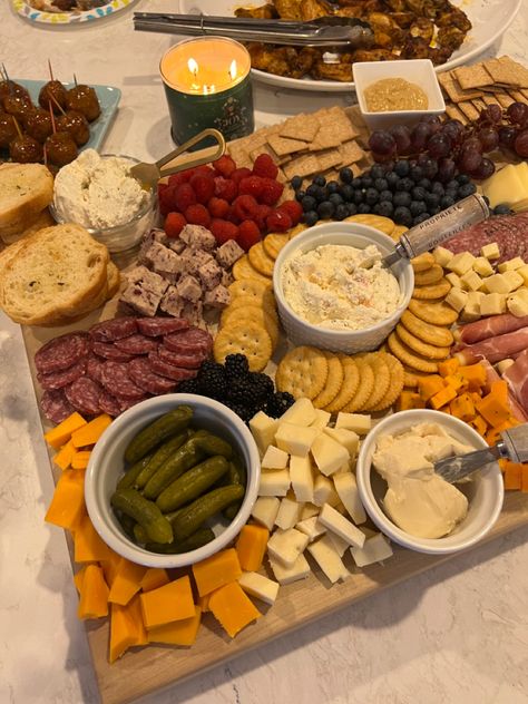 Chesse Table, Cheese Board Aesthetic, Make A Cheese Board, Cheese Aesthetic, Meal Aesthetic, Fancy Cheese, Board Aesthetic, Parisian Life, Cheese Boards