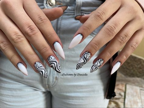 White Nails With Black Swirls, Black And White Swirly Nails, Black And White Swirl Nails, Nails Swirls, Swirl Nails, Witch Nails, Black And White Fashion, Black Nail Designs, White Witch