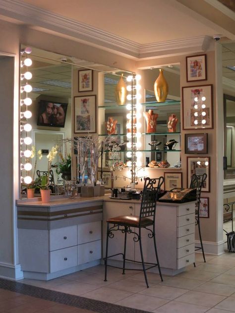 Professional makeup station Small Makeup Room, Makeup Room Ideas, Rangement Makeup, Room Ideas For Small Rooms, Makeup Station, Beauty Room Design, Vanity Room, Glam Room, Makeup Rooms