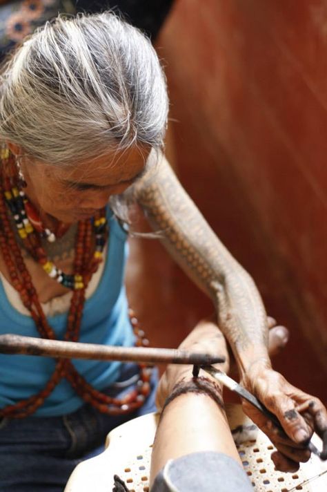 Apo Whang-od of Buscalan in the Kalinga province working her magic with the gisi (hand-tap tattoo tool). Photo by Naty Sugguiyao Hand Tapping Tattoo, Apo Whang Od Tattoo Design, Apo Whang Od Tattoo, Buscalan Tattoo, Apo Whang Od, Whang Od, Culture Collage, Ethnic Tattoo, Tato Tradisional