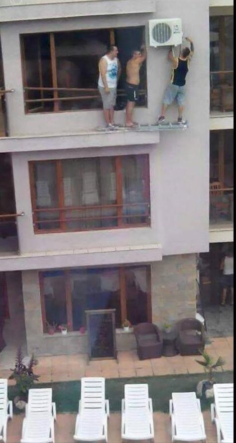 3 guys using a ladder for some precarious home repair. Do not try this at home. Safety Fail, Darwin Awards, Im An Engineer, Construction Fails, 웃긴 사진, Parkour, Live Long, Cool Rooms, Air Conditioner