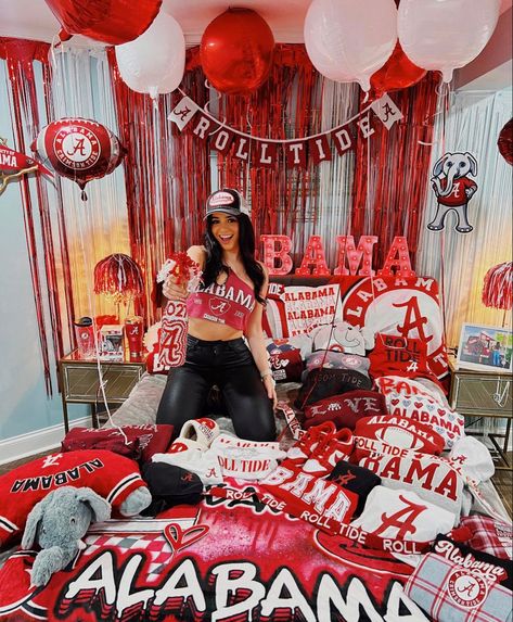 Collage Acceptance Pictures, Bama Bound Graduation Party, Bama Bed Party, Bama Rush Aesthetic, University Of Alabama Acceptance, Bama Aesthetic, Alabama College Aesthetic, Bama Rush, University Of Alabama Dorm Room