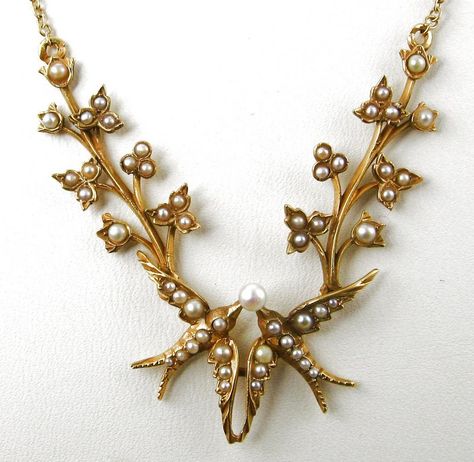 Edwardian necklace. I absolutely live this! Seed Pearl Jewelry, Historical Accessories, Swallow Necklace, Edwardian Necklace, Beautiful Baubles, Antique Vintage Jewelry, Edwardian Jewelry, Historical Jewellery, Antique Gold Jewelry