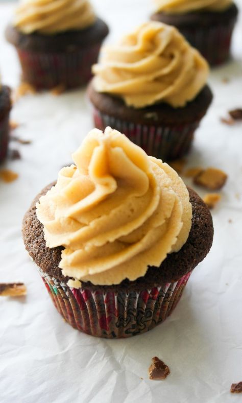 This delicious, creamy peanut butter frosting is stuffed full with marshmallow fluff and copious amounts of peanut butter. It’s delicious alone or with cake, you decide. Dear baking world, Ah, peanut butter frosting. I should just call it “peanut butter fluffy fudge thing to eat” because it’s amazing paired with or without a cake. Cake With Marshmallow Frosting, Marshmallow Fluff Frosting, Frost Cupcakes, Marshmallow Fluff Recipes, Homemade Marshmallow Fluff, Cupcake Photography, Food Cupcakes, Peanut Butter Marshmallow, Marshmallow Frosting