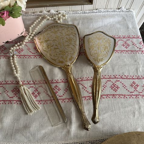 Three Mirror Vanity, 1950s Bedroom Ideas, Vintage Hairbrush Aesthetic, Antique Makeup Brush Holder, Modern Retro Kitchen, Vintage Hand Held Mirror, Vintage Brush And Mirror Set, Vintage Mirror Handheld, Vintage Napkin Rings