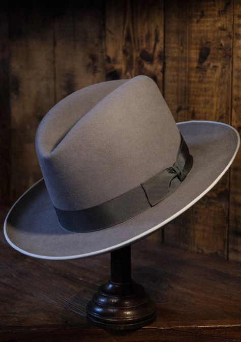 Fedora Hat Men Outfits, Thomas Farthing, Nanak Jayanti, Mens Dress Hats, Stylish Men Wear, Classy Hats, Baker Man, Baker Boy Cap, Hunting Pants