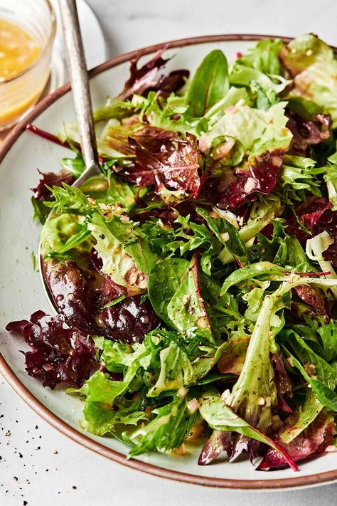 This Fresh Mixed Greens Side Salad is so easy to make but tastes anything but basic! Simply toss your favorite leafy mixed greens with a bright & punchy red wine vinaigrette – a palette-cleansing combo inspired by the classic French bistro salad. The result is a perfect light & fresh side salad for pasta, steak, salmon, & so much more! #mixedgreenssalad #mixedgreensrecipe #sidesalad #sidesaladrecipes #saladrecipes #sidedishes #bistrofood #easyhealthyrecipes Fall Mixed Green Salad, Mixed Salad Greens, Italian Style Salads, Side Green Salad, Spinach And Arugula Salad Recipe, Basic Dinner Salad, Classic Green Salad, Fall Salad Spinach, Salad To Go With Lasagna Dinners