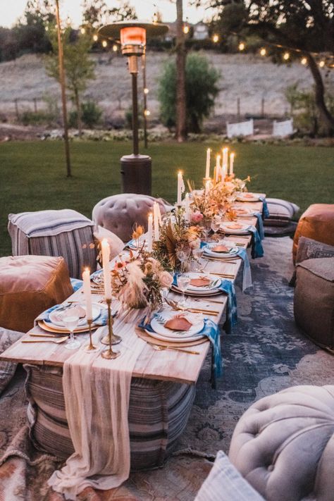 Intimate Boho Dinner Party Under the Stars Backyard Dinner Party Food Ideas, Outdoor Dinner Table Decor, Outdoor Dinner Party Table, Beach Dinner Parties, Bohemian Picnic, Outdoor Dinner Party, Backyard Dinner Party, Weekend Inspiration, Private Dinner