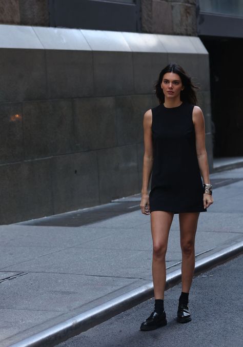 Kendall Jenner Casual, Kendall Jenner Aesthetic, Kendall Jenner Modeling, Black Dress Outfit Casual, Sleek Outfit, Kendall Jenner Street Style, Kendall Style, Blue Trench Coat, Model Outfit