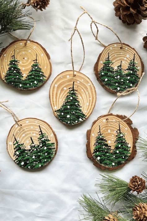 8 Successful Handmade Wooden Ornaments To Make and Sell - The Mummy Front Small Diy Wood Gifts, What To Do With Wood Slices, Wooden Disc Crafts, Wood Rounds Crafts Diy Projects, Diy Wood Ornaments Craft Ideas, Wood Burn Ornaments Tree Slices, Painted Wooden Ornament Ideas, Hand Painted Ornaments Diy, Ordanment Ideas