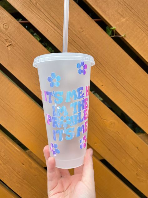 24oz Taylor Swift Cold Cup - Summer Swiftie tumbler - Anti-Hero plastic cup - reusable cold cup - Swiftie Cold Cup - Glow In The Dark by CaughtYourDream on Etsy Glass Cups With Vinyl Taylor Swift, Taylor Swift Starbucks Cup, Taylor Swift Tumbler Cup, Taylor Swift Cup, Cricut Cups, Taylor Swift Things, A Boogie, Girls Cup, Frosted Cup