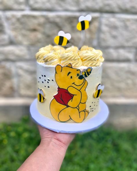 Winnie The Pooh Number Cake, Small Winnie The Pooh Cake, Winnie The Pooh Smash Cake 1st Birthdays, Simple Winnie The Pooh Cake, Winnie The Pooh Cake Ideas, Winnie The Pooh Smash Cake, Winnie Pooh Cake, Winnie The Pooh Birthday Cake, Bolo Snoopy