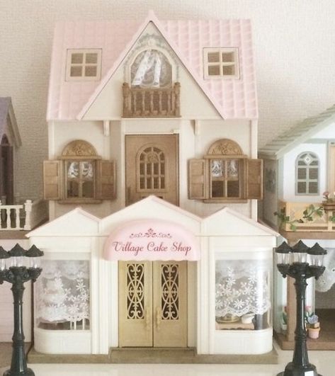 Coquette Calico Critters, Calico Critters Coquette, Calico Critters Display, Sylvanian Families Icon, Calico Critters Icon, Calico Critters Aesthetic, Calico Critters House, Coquette House, Sylvanian Families House