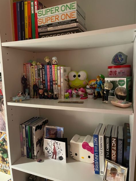 Shelf Beside Bed, Small Kpop Shelf, Bookshelf Arrangement, Manga Shelving, Bedroom Desk Decor, Kpop Shelf, Retro Room, Bedroom Desk, Anime Room