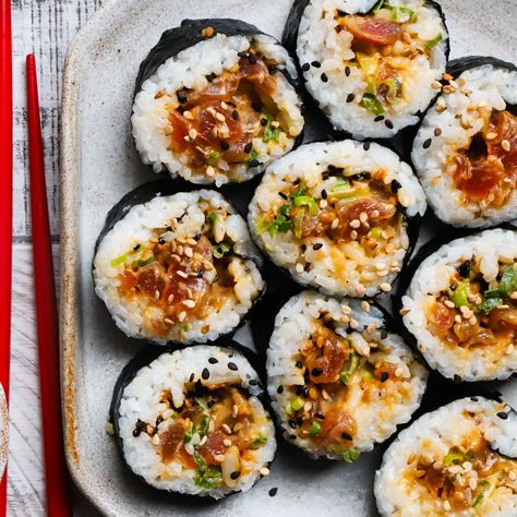 Spicy Tuna Sushi Rolls, Resep Sushi, Spicy Tuna Sushi, Tuna Sushi Rolls, Sushi Recipes Homemade, Sushi Roll Recipes, Tuna Sushi, Spicy Tuna Roll, Sushi At Home