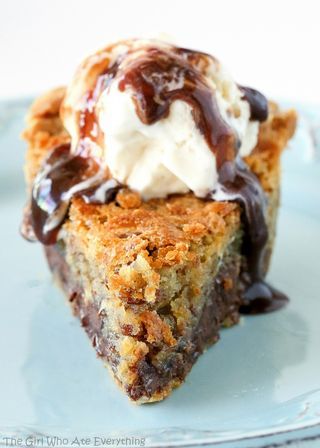 Chocolate Chip Pie | The Girl Who Ate Everything | Bloglovin’ Dessert Thanksgiving, Chocolate Chip Cookie Pie, Chocolate Chip Pie, The Girl Who Ate Everything, Pie Easy, Nice Recipes, Chocolate Pie, Favorite Pie, Cookie Pie