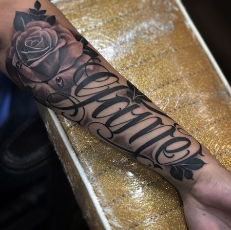 Last Name Sleeve Tattoo, Boyfriend Name Tattoos, Forearm Name Tattoos, Daughters Name Tattoo, Name Tattoos On Arm, Tattooing Inks, Name Tattoos For Moms, Names Tattoos For Men, Rose Tattoos For Men