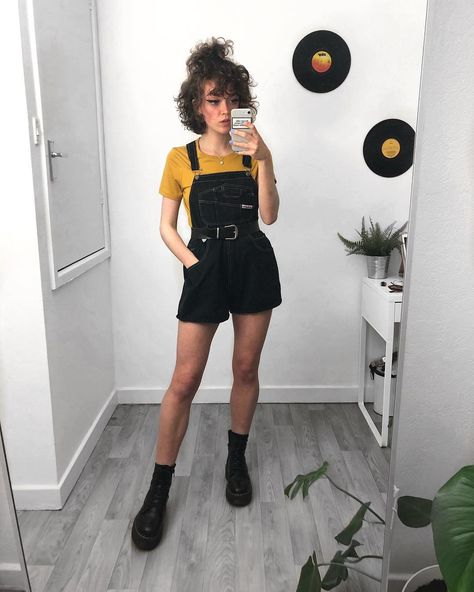 Overalls Outfit Grunge, Short Overalls Outfit, Overalls Outfit Short, Black Overalls Outfit, Overall Shorts Outfit, Instagram Grunge, Outfits Alternative, Neo Grunge, Outfit Grunge