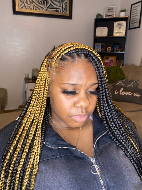 Brown Skunk Stripe Braids, Skunk Strip Box Braids, Box Braids Hairstyles For Black Women Peekaboo, Smeduiem Knotless Peekaboo, Yellow Peekaboo Braids, Knotless Box Braids Skunk Stripe, Medium Knotless Braids Peekaboo, Smeduiem Knotless With Color, Knotless Braids With Skunk Patch